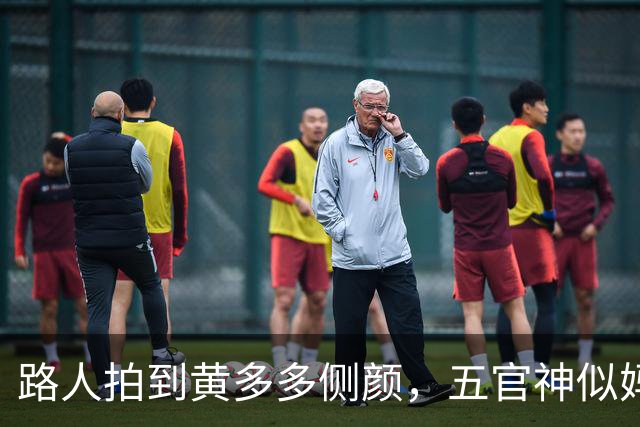 路人拍到黄多多侧颜，五官神似妈妈孙莉，还给爸爸黄磊当起了翻译