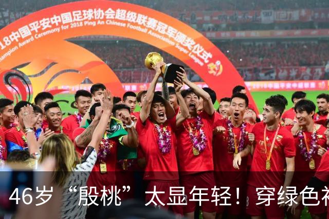 46岁“殷桃”太显年轻！穿绿色衬衫+五分裤，扎麻花辫嫩得像24岁